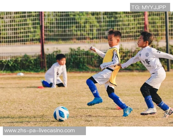 在绿茵场上挥洒汗水与激情打足球带给我们的快乐与成长